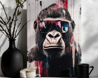 Könnte beinhalten: Eine Nahaufnahme eines Gorillas, der eine Sonnenbrille trägt. Das Gesicht des Gorillas ist mit bunten abstrakten Mustern bemalt. Der Hintergrund ist eine weiße Leinwand mit Spritzern von roter, blauer und schwarzer Farbe.