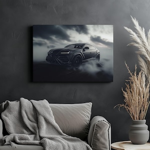 Könnte beinhalten: Leinwanddruck eines schwarzen SUVs, der durch eine rauchige, bewölkte Umgebung fährt. Das Fahrzeug ist der Mittelpunkt, sein schlankes Design und die dunkle Farbe kontrastieren mit dem atmosphärischen Hintergrund. Das Kunstwerk ist an einer dunklen Wand befestigt.