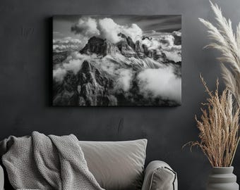 Zwart-wit berglandschap op canvas – Muurdecoratie met mistig landschap – Minimalistische natuurprint – Monochroom bergfotografie – Rustgevende landschapsdecoratie