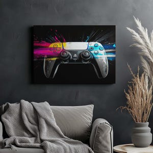 Könnte beinhalten: Ein schwarz-weißer Videospiel-Controller mit bunten Farbschleudern im Hintergrund. Der Controller ist ein PlayStation 5 DualSense-Controller.