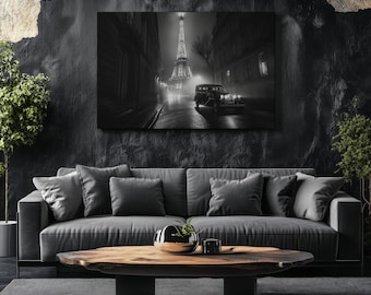 Puede incluir: Una fotografía en blanco y negro de la Torre Eiffel en París, Francia. Un coche antiguo circula por una calle frente a la torre. La foto está impresa en lienzo y enmarcada.