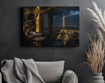 Puede incluir: Una vista nocturna de la Torre Eiffel desde la ventana de un restaurante. El restaurante tiene un interior de madera oscura con una mesa preparada para dos. Las luces de la ciudad son visibles en la distancia.