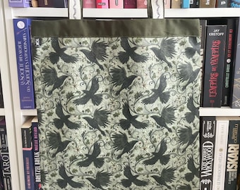 Fantasievolle Tragetasche mit gemusterter und beflockter Vorderseite – Canvas-Tasche mit Raben- und Hexenmotiven – perfekt für Bookstagram