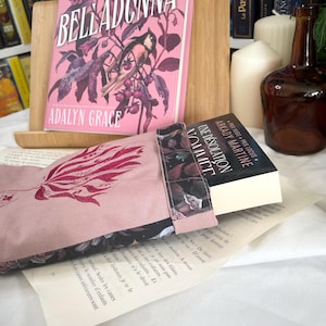 Custodia reversibile per libri fantasy in formato tascabile ispirata al romanzo Belladonna - per copertina rigida e tascabile speciale bookstagram