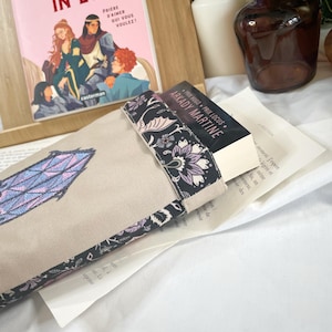Custodia per libri fantasy TASCA reversibile con motivo drago medievale, edera e vetrate colorate - per copertina rigida e tascabile speciale bookstagram