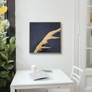 Peinture acrylique sur carton entoilé, œuvre originale, finition vernis brillant. "La montagne ". Collection "Noir et or"  25 x 25 cm.
