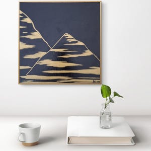 Peinture acrylique sur carton entoilé, œuvre originale, finition vernis brillant. "La montagne 2 ". Collection "Noir et or"  25 x 25 cm.