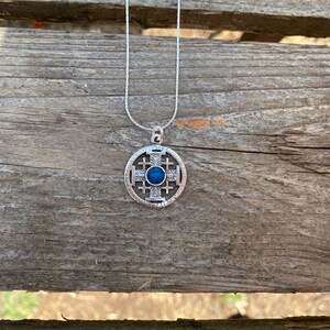 Einzigartiger römischer Glasanhänger, Jerusalem Kreuz Anhänger, Runde 925 Sterling Silber Jerusalem Kreuz Halskette, Einzigartiges Heiliges Land Christliches Geschenk