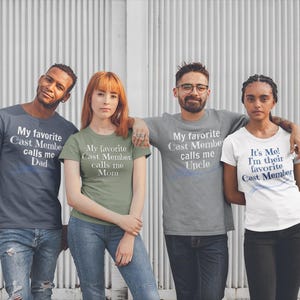 Könnte beinhalten: Vier Personen tragen T-Shirts mit dem Text "Mein Lieblings-Cast-Mitglied nennt mich..." Der Text wird gefolgt von "Papa", "Mama", "Onkel" und "Ich bin's! Ich bin ihr Lieblings-Cast-Mitglied".