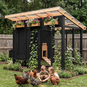 Puede incluir: Un gallinero negro con techo inclinado y paneles transparentes. Cajas de flores de madera con flores coloridas están montadas en el gallinero. Dos niños alimentan pollos en la hierba.
