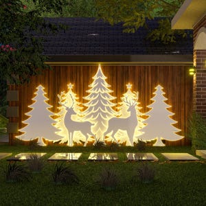 Peut inclure: Un mur en bois avec une décoration lumineuse de Noël représentant des silhouettes blanches d'arbres et de rennes. Les lumières illuminent la scène, créant une ambiance chaleureuse et festive.