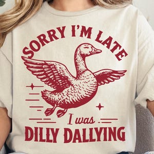 Przepraszam za spóźnienie, byłem Dilly Dallying Goose png, Vintage Animal Sayings, Funny Sloth and goose, Sarkastyczna Vintage Retro Nostalgia Estetyczna png
