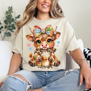 Lapptäcke Highland Cow PNG, kaffeberoende Highland Cow Png sublimering digital nedladdning, leopardtryck kokett rosett, kaffeälskare
