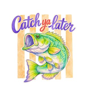 Puede incluir: Ilustraci&oacute;n en acuarela de un pez lubina verde y amarillo con la boca abierta. El pez est&aacute; sobre un fondo de rayas verticales de color beige. El texto "Catch ya later" est&aacute; escrito encima del pez en morado y rojo.