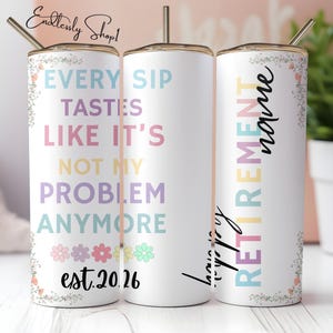 Peut inclure: Gobelet en acier inoxydable blanc avec un couvercle et une paille dorés. Le gobelet présente le texte "EVERY SIP TASTES LIKE IT'S NOT MY PROBLEM ANYMORE" en couleurs pastel, avec des motifs floraux et l'année "est. 2026". Les mots "Happy Retirement" sont également visibles.