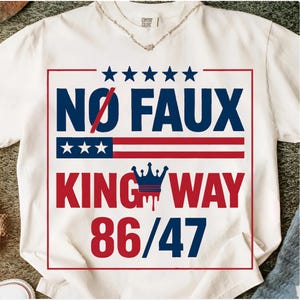 Puede incluir: Camiseta blanca con un diseño gráfico en rojo y azul. El diseño incluye las palabras "NO FAUX KING WAY 86/47" con una corona y estrellas. La camiseta está hecha de un material suave.