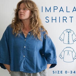 Puede incluir: Una mujer con una camisa azul abotonada de manga corta. La imagen muestra el texto "IMPALA SHIRT" y un rango de tallas de 0-34. La imagen también incluye dibujos lineales del diseño de la camisa.