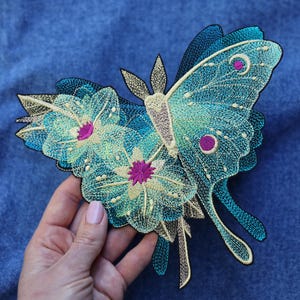 Gestickte Luna Motte mit Blumen Aufbügler. Applikation Blumen Motte Schmetterling