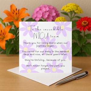 Puede incluir: Una tarjeta blanca con un diseño floral y el texto "To the incredible NICU team". La tarjeta está sobre un sobre blanco, con un bolígrafo encima. El fondo incluye flores naranjas, rosas y amarillas.
