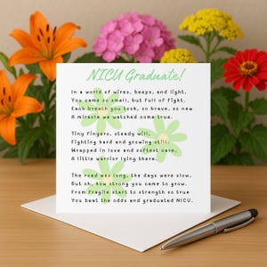 Puede incluir: Una tarjeta blanca con el texto "NICU Graduate!" en verde, rodeada de flores coloridas. La tarjeta contiene un poema sobre el viaje de un bebé en la UCI neonatal, con un bolígrafo plateado sobre la tarjeta.