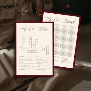 Könnte beinhalten: Zwei Hochzeitsspielkarten mit weinroten Rändern. Eine Karte sagt "Sip & Solve" mit einem Kreuzworträtsel. Die andere sagt "Sip & Search" mit einer Wortsuche. Beide Karten haben eine elegante Schrift.