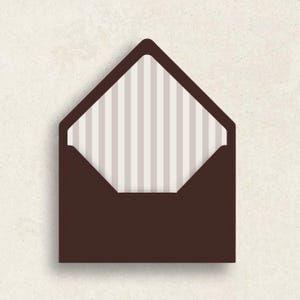Puede incluir: Un sobre marrón con interior a rayas. El sobre está abierto, revelando rayas verticales en tonos beige y blanco. El exterior del sobre es de color marrón oscuro liso.
