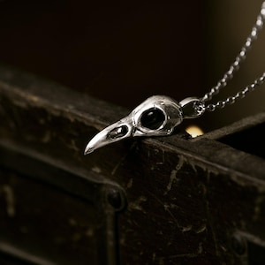 Sterlingzilveren hanger met raafschedel: gotische corvidketting