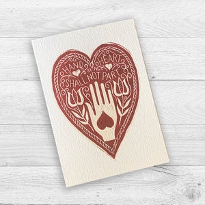 Tarjeta de San Valentín con la mano en el corazón
