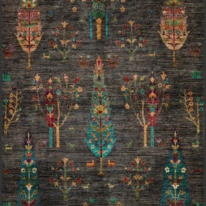 K&ouml;nnte beinhalten: Ein dunkelgrauer Teppich mit einem sich wiederholenden Muster aus stilisierten B&auml;umen in Blaut&ouml;nen, Gr&uuml;n, Rot und Gelb. Die B&auml;ume sind mit komplizierten floralen Designs verziert.