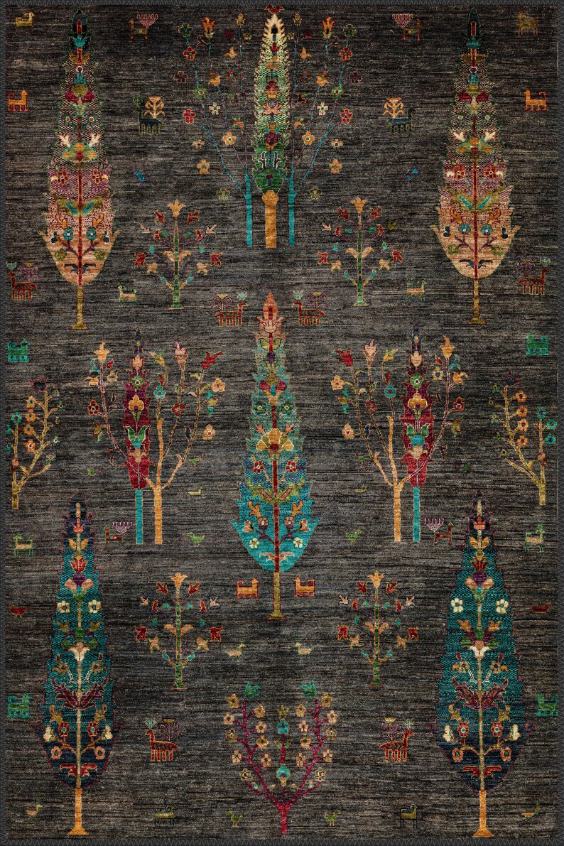 K&ouml;nnte beinhalten: Ein dunkelgrauer Teppich mit einem sich wiederholenden Muster aus stilisierten B&auml;umen in Blaut&ouml;nen, Gr&uuml;n, Rot und Gelb. Die B&auml;ume sind mit komplizierten floralen Designs verziert.