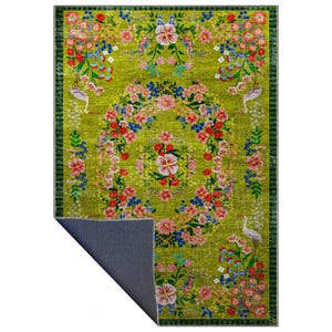 Pode incluir: Um tapete retangular verde lim&atilde;o com um design floral. O tapete apresenta uma coroa floral central em rosa, vermelho e azul, rodeada por arranjos florais adicionais e p&aacute;ssaros brancos. A borda &eacute; verde escuro.