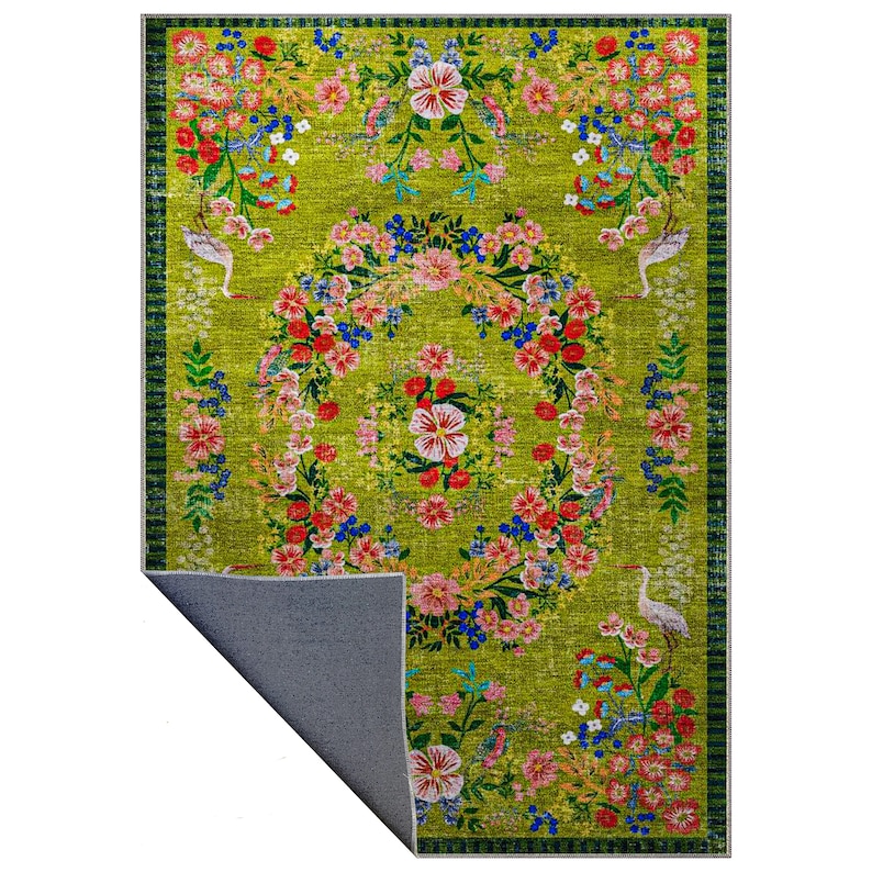 Pode incluir: Um tapete retangular verde lim&atilde;o com um design floral. O tapete apresenta uma coroa floral central em rosa, vermelho e azul, rodeada por arranjos florais adicionais e p&aacute;ssaros brancos. A borda &eacute; verde escuro.