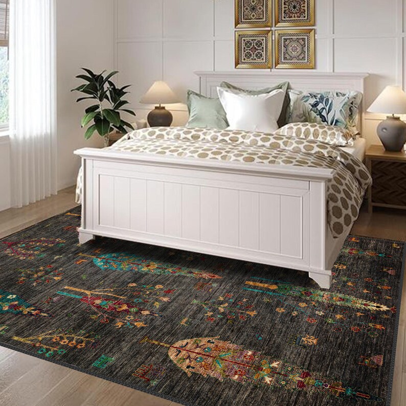 K&ouml;nnte beinhalten: Ein wei&szlig;es Bettgestell mit einer gemusterten Bettdecke und Kissen steht auf einem dunkelgrauen Teppich mit einem bunten Blumendesign. Der Teppich hat ein geometrisches Muster mit B&auml;umen und Blumen.