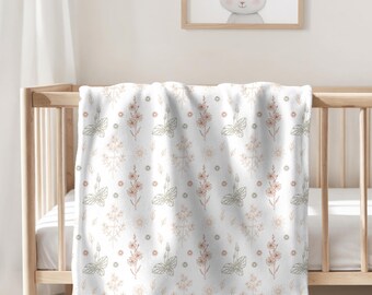 Manta de bebé con flores silvestres, manta de forro polar con estampado floral neutro, estilo shabby chic para habitación infantil.