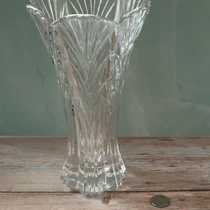 Vintage Crystal Vase Elegant Centerpiece Luxury Gift Idea Perfect Wedding Present Collectible Treasure Fine Glass Flower Container Home