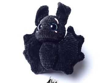 Murciélago de peluche negro de ganchillo con ojos azules / Animal de peluche gótico kawaii para Halloween / Regalo de peluche espeluznante y lindo hecho a mano