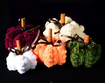 Gehäkelter Kürbis mit Zimtstange: Handgemachtes Herbst Ornament für Halloween oder Thanksgiving