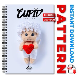 Puede incluir: Patrón de crochet para un amigurumi de Cupido. El patrón está disponible en inglés y alemán. La muñeca sostiene un corazón rojo. El patrón es una descarga instantánea en formato PDF.