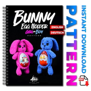 Könnte beinhalten: Ein Häkelmuster für einen Hasen-Eierhalter. Das Muster enthält Anleitungen für die Herstellung eines rosa und eines blauen Hasen. Das Muster ist in Englisch und Deutsch verfügbar. Das Muster ist zum sofortigen Download verfügbar und im PDF-Format.