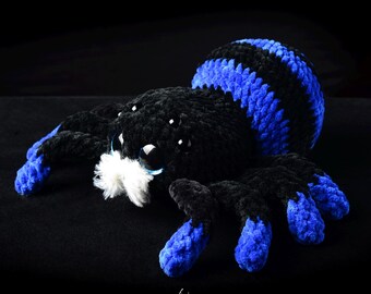 Araña de peluche negra de ganchillo con patas azules / Animal de peluche gótico de Halloween / Araña kawaii hecha a mano / Regalo espeluznante y adorable
