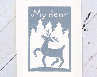 Puede incluir: Una tarjeta gris con el texto "My dear" impreso en ella. Una imagen estilizada de un ciervo en un entorno de bosque está impresa debajo del texto.