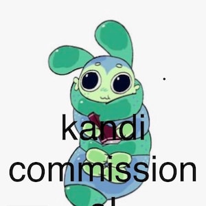 Könnte beinhalten: Eine Cartoon-Illustration eines grünen und blauen Wesens mit großen schwarzen Augen und langen Ohren, das ein kleines dunkelrotes Buch hält. Der Text "kandi commission" ist in schwarzen Buchstaben über den Körper des Wesens gelegt.