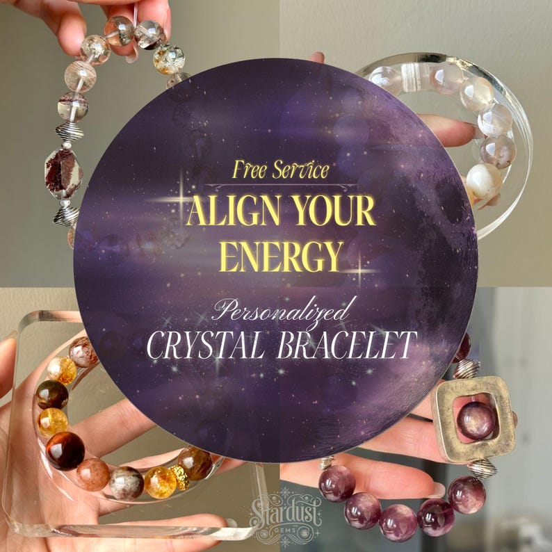 Op de afbeelding: Een paarse en gouden afbeelding met de tekst "Free Service Align Your Energy Personalized Crystal Bracelet" met drie verschillende kristallen armbanden op de achtergrond.