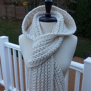 Ultra Plush Nordic Hooded Scarf, this one in color Nordic White is ready to ship. imagem 1