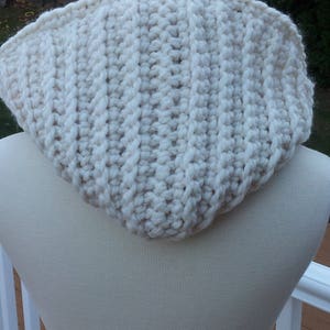 Ultra Plush Nordic Hooded Scarf, this one in color Nordic White is ready to ship. imagem 3