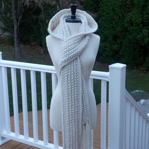 Ultra Plush Nordic Hooded Scarf, this one in color Nordic White is ready to ship. imagem 2