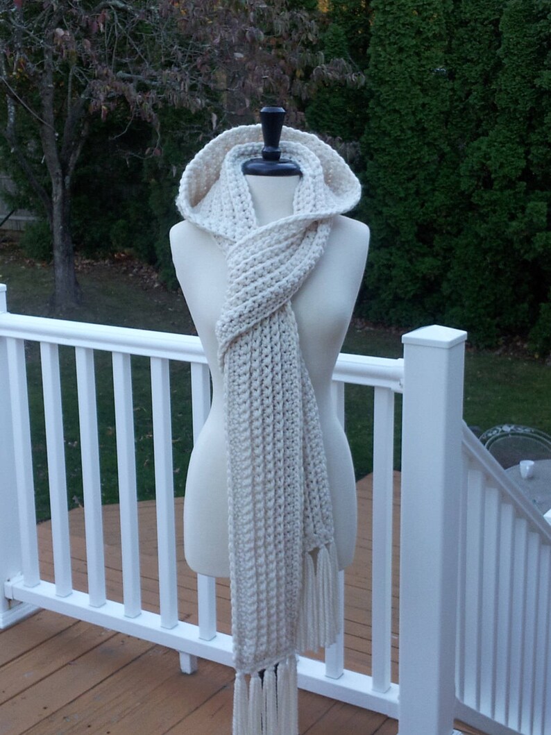 Ultra Plush Nordic Hooded Scarf, this one in color Nordic White is ready to ship. imagem 2