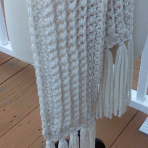 Ultra Plush Nordic Hooded Scarf, this one in color Nordic White is ready to ship. imagem 4