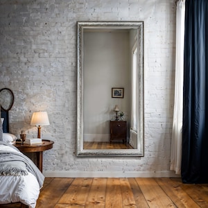 Silver Serenity” – Handgefertigter barocker Spiegel mit antiker Silberblattoberfläche