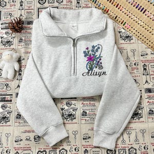 Besticktes Sweatshirt mit besticktem Reißverschluss für Krankenschwestern, personalisiertes Geschenk für die Krankenschwester, Wertschätzung für Medizinschüler mit Rundhalsausschnitt